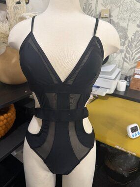 NWT Never Been Warn LG Peakaboo Swimsuit